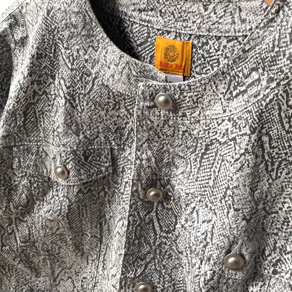 Ruby Rd. Long-sleeve snake printed jacket, Size 16 - Picture 10 of 10